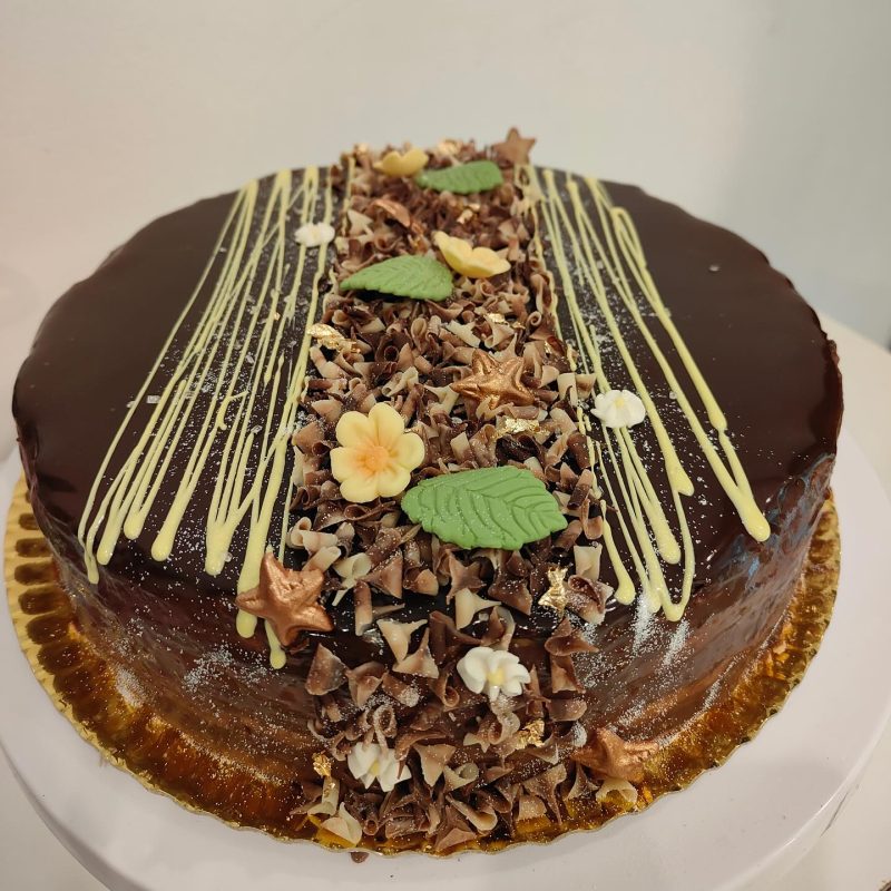 Tarta de chocolate decorada con frutas y estilo natural, elaborada como tarta personalizada en Sevilla.