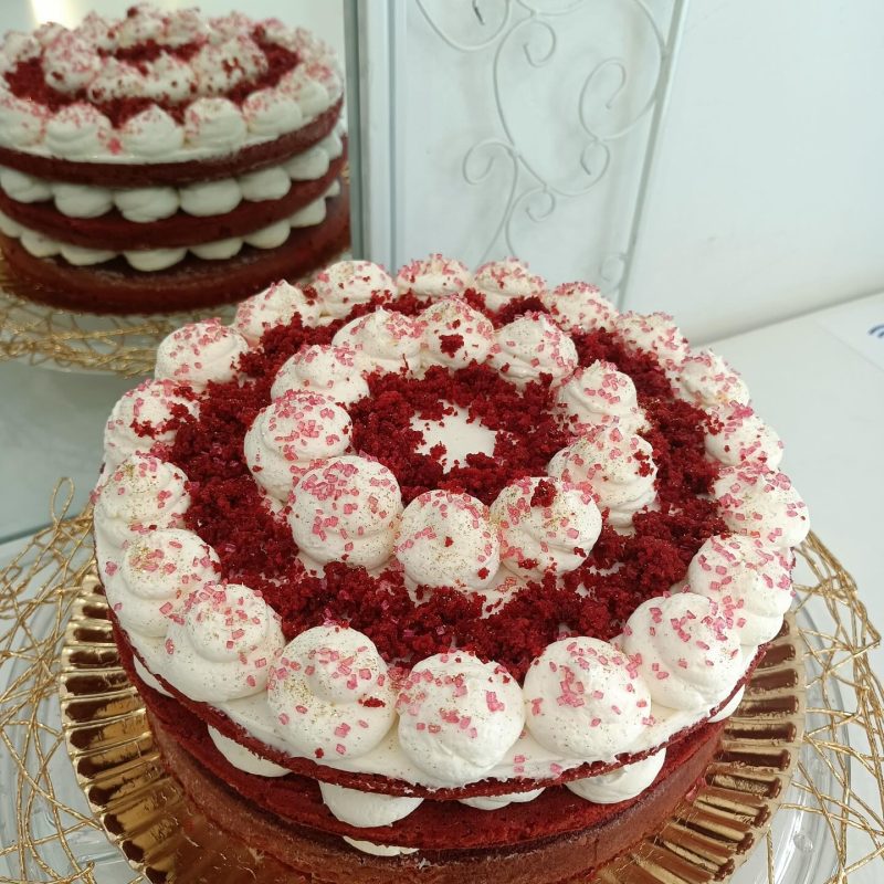 Tarta tipo cheesecake horneada, con corte que muestra su interior cremoso, elaborada como tarta personalizada en Sevilla.