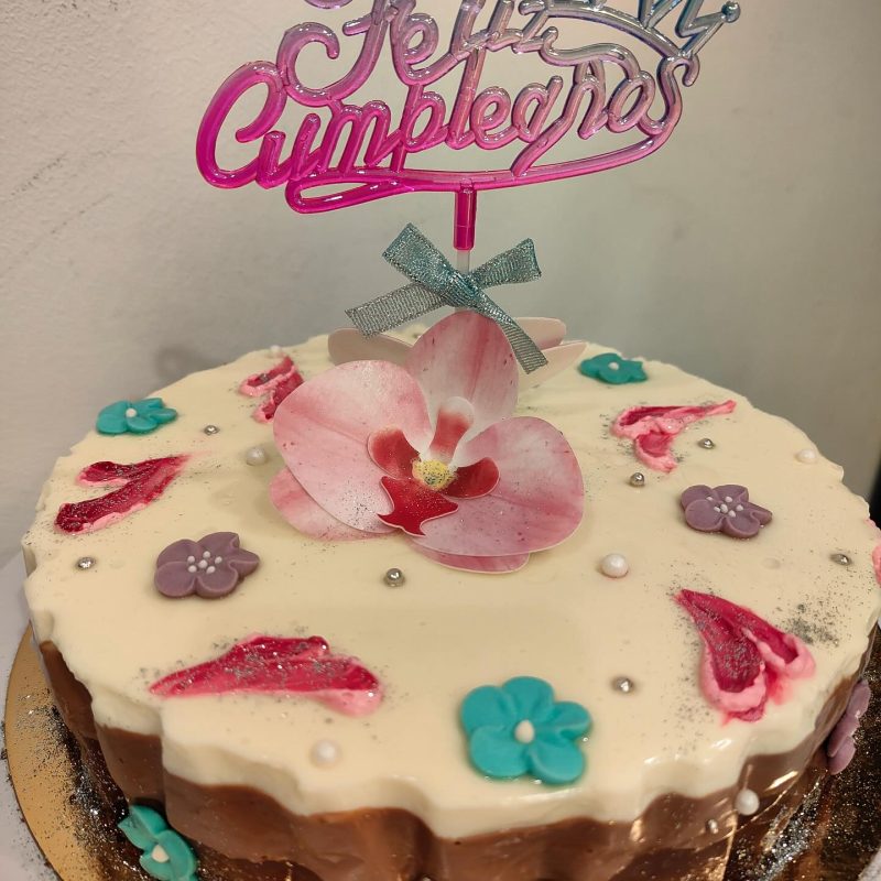 Tarta decorada con flores secas y topper de madera, especialidad en tartas personalizadas en Sevilla.