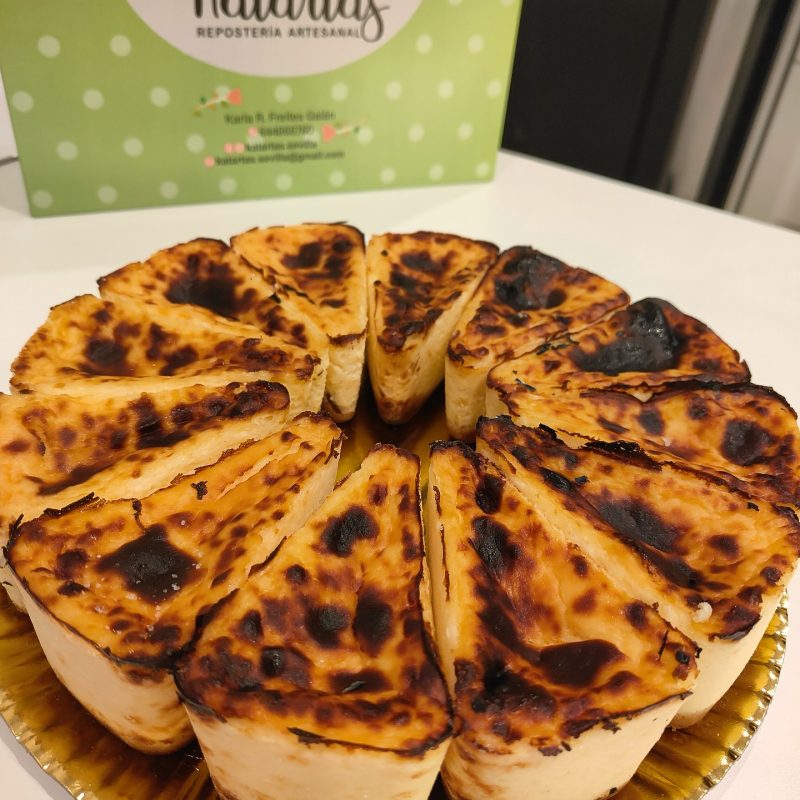 Tarta de queso horneada servida en porciones individuales, elaborada como tarta personalizada en Sevilla.