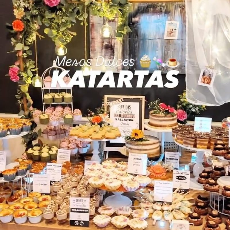 Puesto de repostería artesanal KatarTAS con variedad de tartas personalizadas en Sevilla.